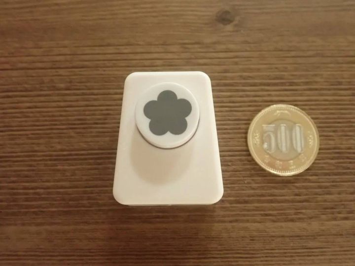 DAISO(ダイソー)：クラフトパンチ(うめ型)