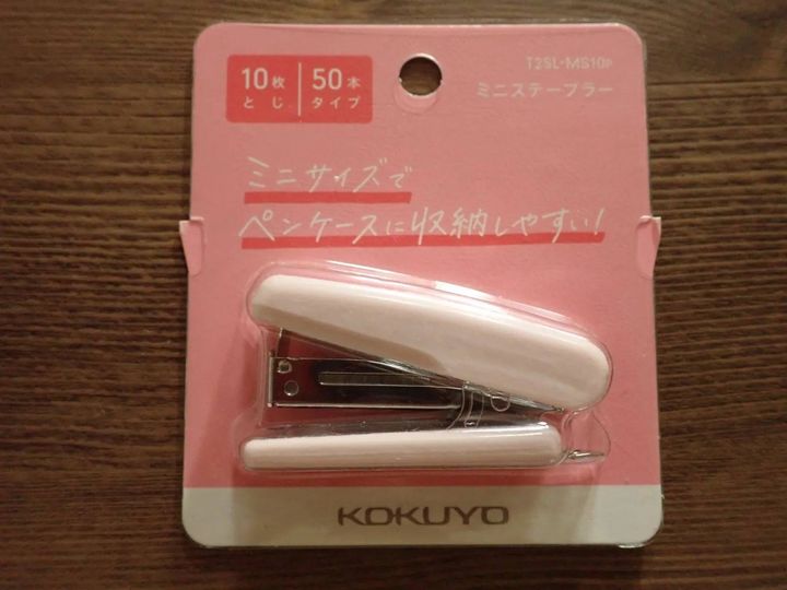 DAISO(ダイソー)：ミニステープラー ピンク