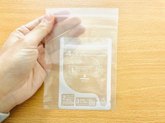 【セリア】とことん快適〜♡「持ち運び用のミニ袋」入口はチャック側だけど出口は反対側！？