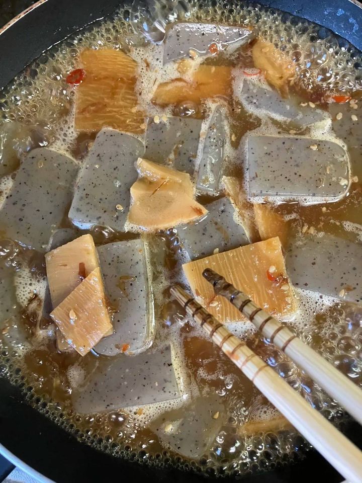 DAISO(ダイソー)：丸美屋 おうち食堂こんにゃくのピリ辛煮の素 140g