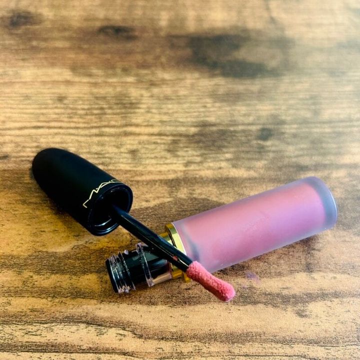 パウダー キス リップ + チーク ムース ベルベットテディ 4840円(M・A・C／メイクアップ アート コスメティックス 0570-003-770)