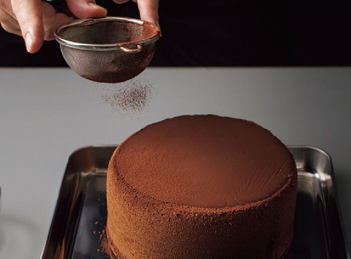 〈オイルなし〉シフォン型で焼く、とろ～り美味しい「フォンダンショコラ」の作り方。贅沢なチョコの甘さとほろ苦さが最高です！