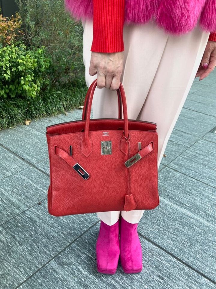 ピンクコーデにあえて赤いエルメスのバーキンを合わせました