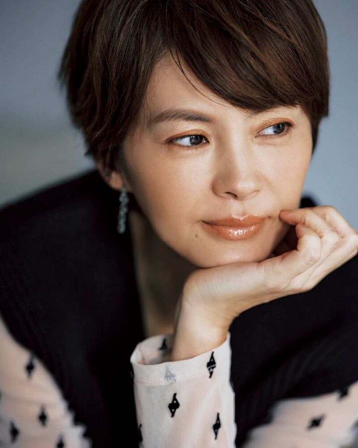 カットソー1万1000円（レイビームス／レイ ビームス新宿） ニット1万9800円（ハイク／ボウルズ） ピアス2万5300円（アルティーダ ウード）