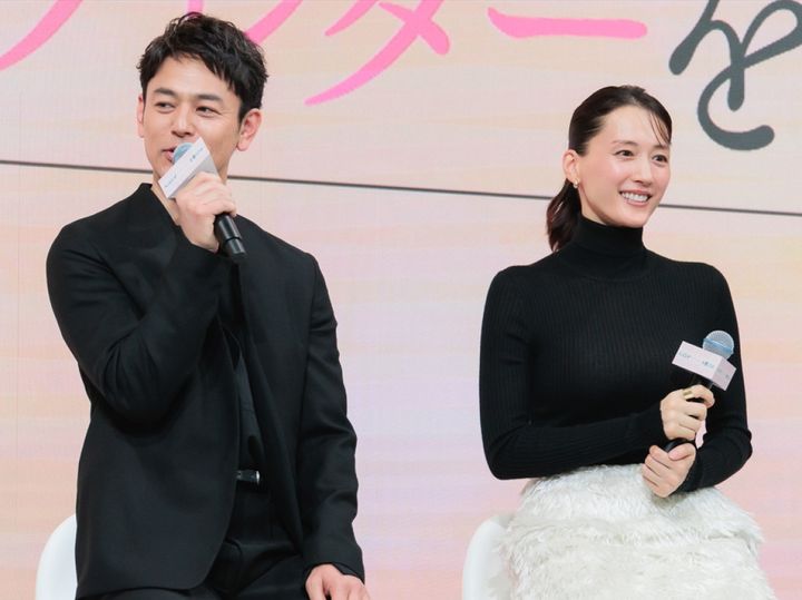 映画『人はなぜラブレターを書くのか』完成報告会に出席した（左から）妻夫木聡、綾瀬はるか クランクイン！ width=