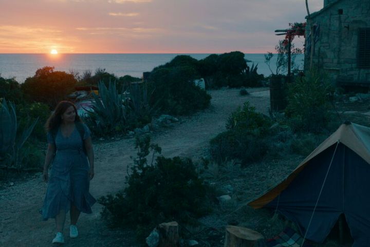 疲れ切った主婦は母が遺してくれた一軒家で逃避しますが……。Netflix映画『さえない私にさようなら』独占配信中