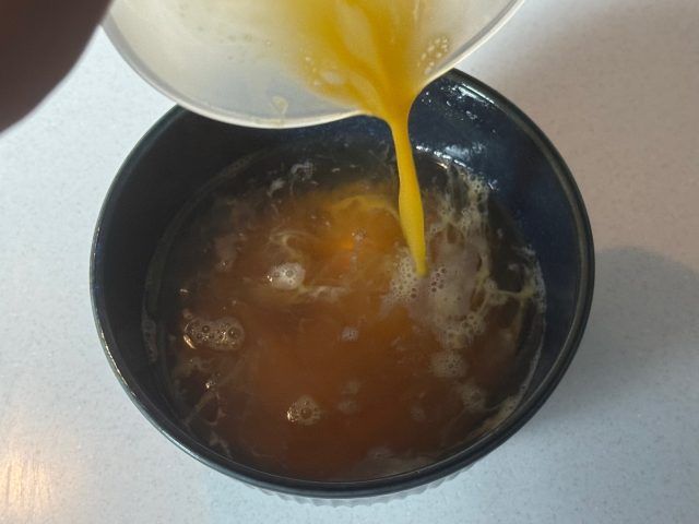 溶き卵を流し入れる