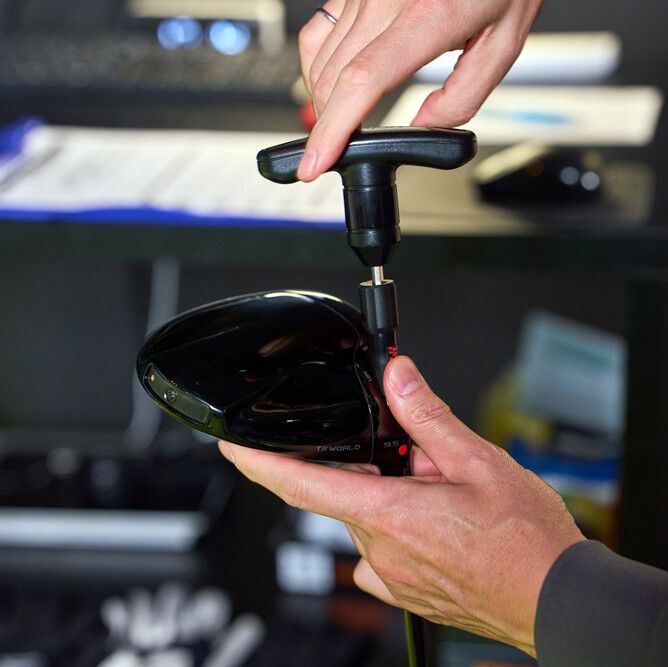 「飛んで曲がらない」とウワサのドライバーを、あの “ド派手プロ” が試打レビュー！