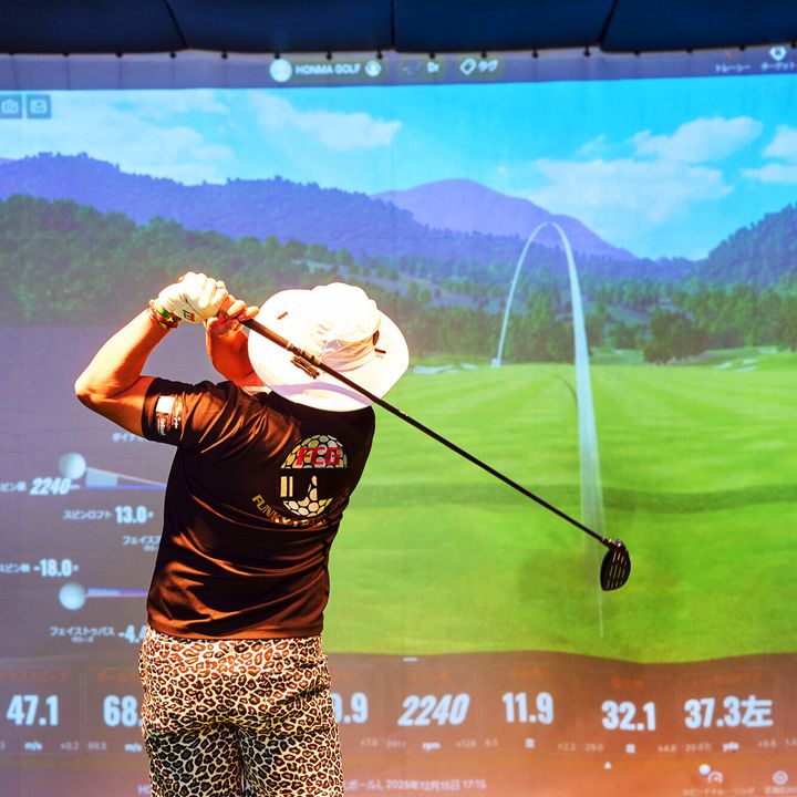 「飛んで曲がらない」とウワサのドライバーを、あの “ド派手プロ” が試打レビュー！