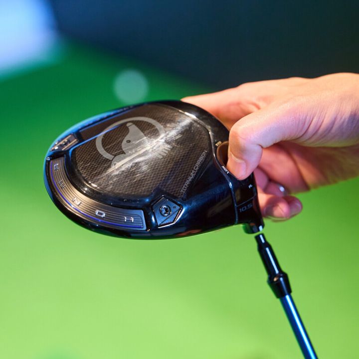 「飛んで曲がらない」とウワサのドライバーを、あの “ド派手プロ” が試打レビュー！