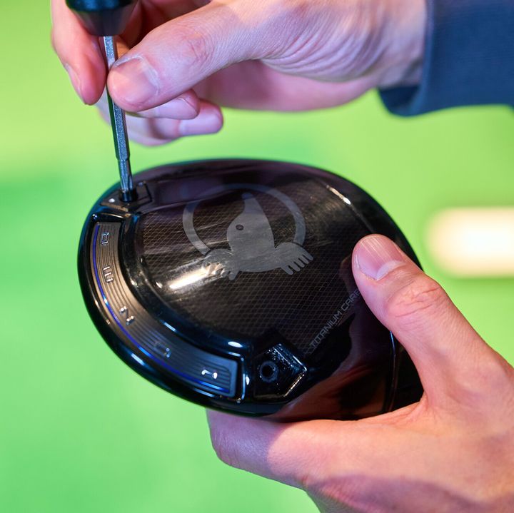 「飛んで曲がらない」とウワサのドライバーを、あの “ド派手プロ” が試打レビュー！