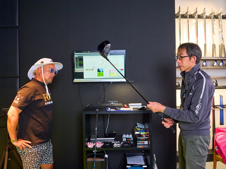 「飛んで曲がらない」とウワサのドライバーを、あの “ド派手プロ” が試打レビュー！