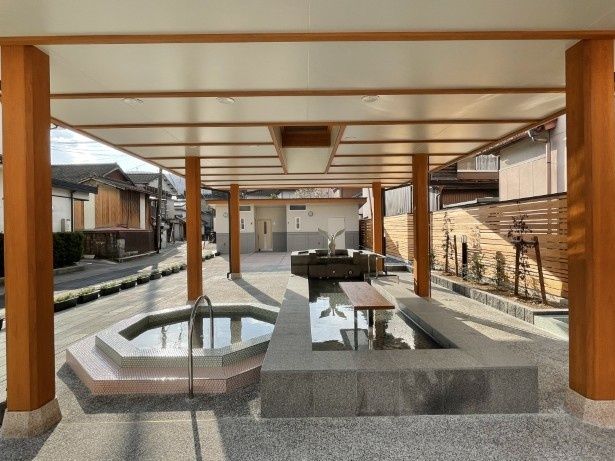 湯っつら広場の足湯にはテーブルがあるので、飲み物なども置けて使い勝手がよさそう！ 画像提供：嬉野市観光商工課