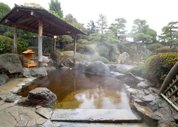 露天茶風呂は、きれいな緑茶色になっている 画像提供：和楽園