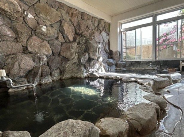 見た目は普通…入ると驚愕するほどのトロトロ！写真は女湯大浴場 画像提供：嬉泉館