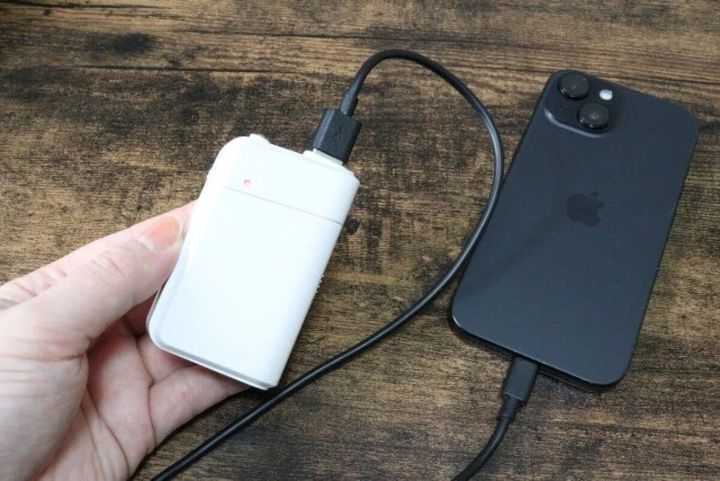 ダイソー 乾電池式緊急充電器