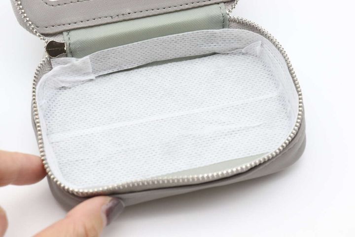 メイクポーチ汚れ防止シート 貼り付け完了