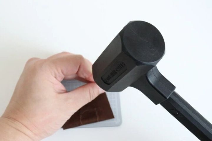 ダイソーの衝撃を和らげるショックレスハンマー