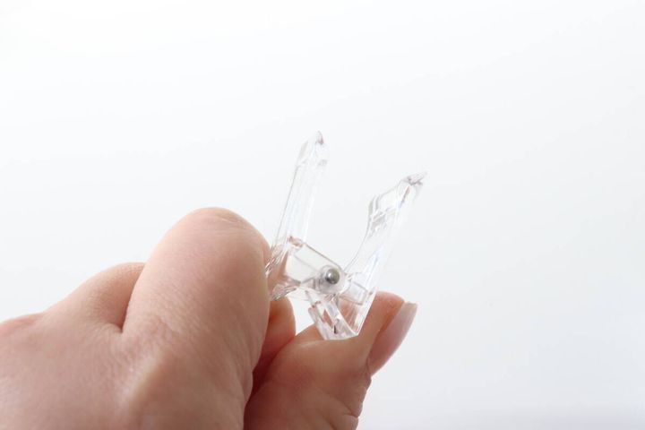 ダイソーのネイルクリップを広げる