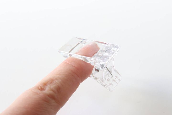 ダイソーのネイルクリップでネイルを固定する