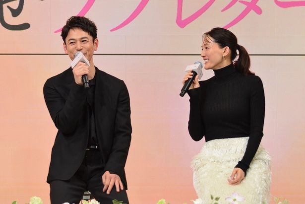 【写真を見る】18年ぶりの共演で夫婦役を演じる妻夫木聡と綾瀬はるか 撮影：ソムタム田井