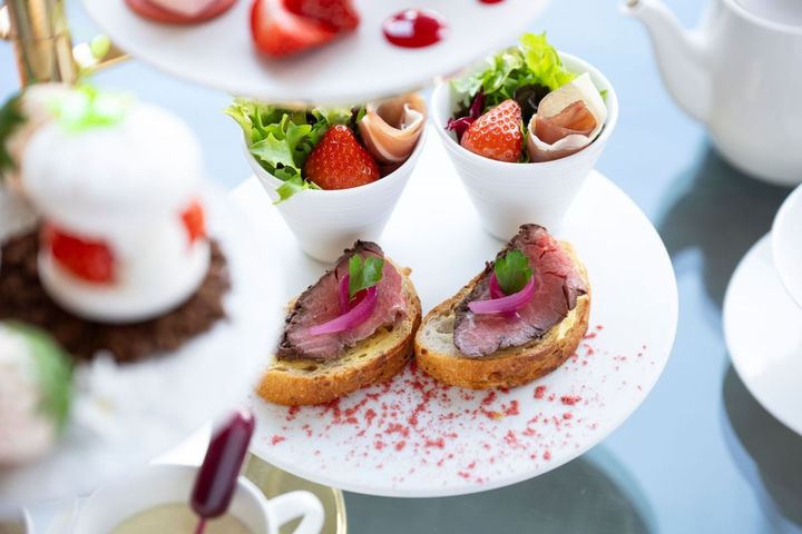 「ローストビーフオープンサンド」「あまおうと生ハムのサラダ」