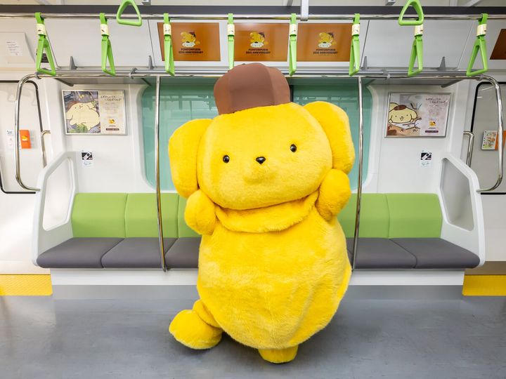 JR山手線 サンリオ「ポムポムプリン」ラッピング電車