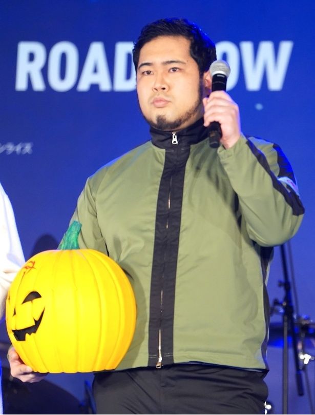 本作の宣伝広報活動をを行っていた”偽マフティー”の正体は令和ロマンの松井ケムリだった！