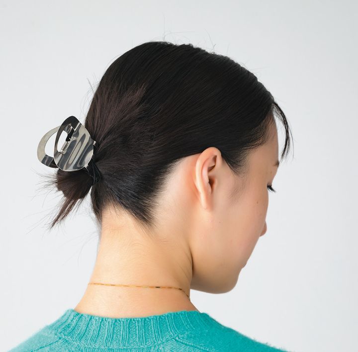 鏡面のような光沢が目を引くステンレスのヘアクリップ。