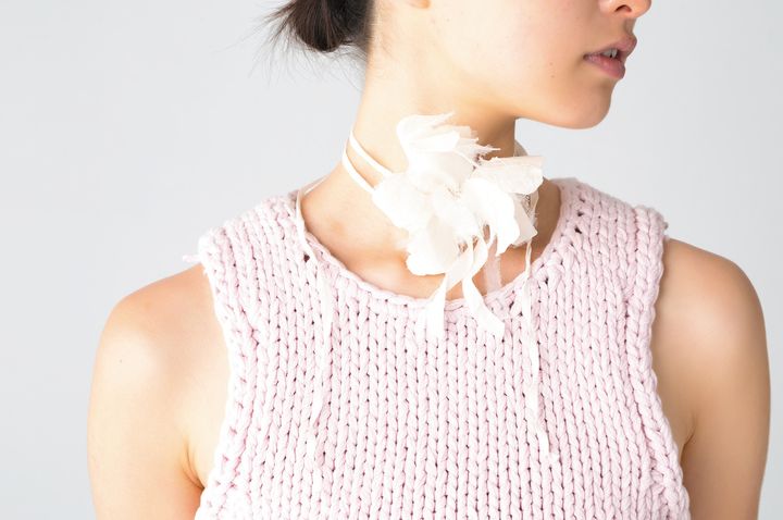 首元に一輪の花が咲く可憐なチョーカー。