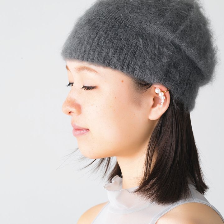 優しく輝く純白のパールと、遊び心のあるコンテンポラリーなデザインが融合したイヤークリップ。