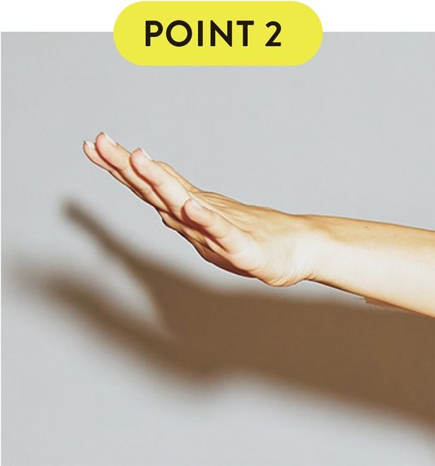 指先まで力を入れる （C）にーよん／KADOKAWA