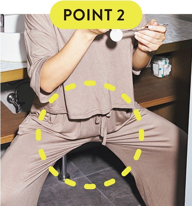 膝ではなく股関節で支える （C）にーよん／KADOKAWA