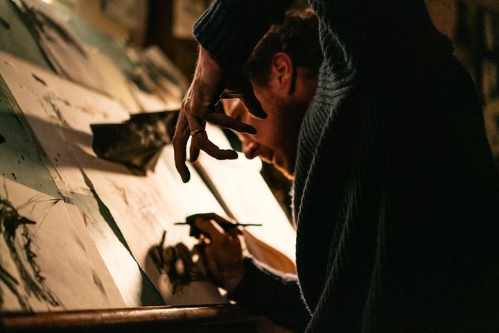 映画『フェザーズ その家に巣食うもの』場面写真 （C）THE THING WITH FEATHERS LTD／THE BRITISH FILM INSTITUTE／CHANNEL FOUR TELEVISION CORPORATION 2025 ALL RIGHTS RESERVED. width=