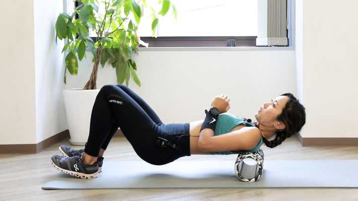 背中や肩甲骨をほぐす