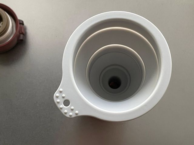 ダイソー シリコーン折りたたみジョウゴ 投入口は約7cmで使いやすい