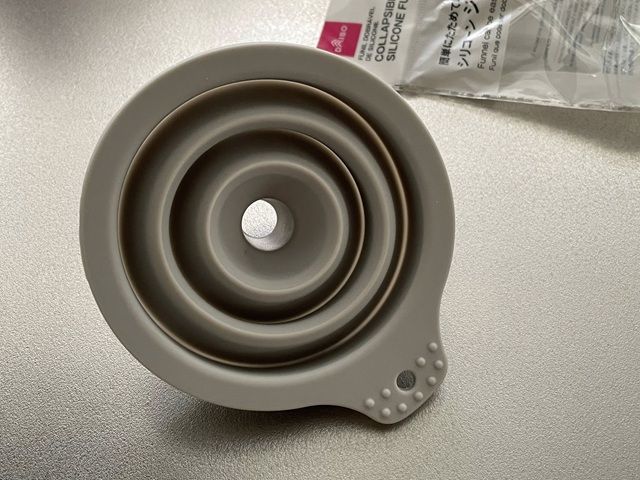 ダイソー シリコーン折りたたみジョウゴ 