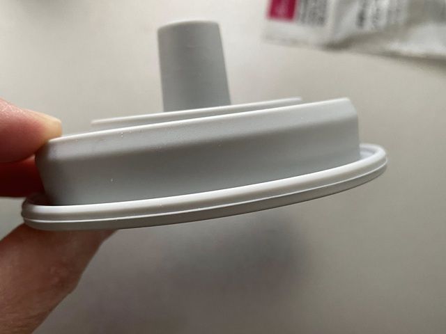 ダイソー シリコーン折りたたみジョウゴ 折りたたんで収納できる