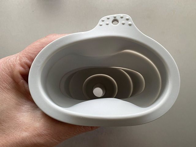 ダイソー シリコーン折りたたみジョウゴ 粉の入れ替えにもおすすめ