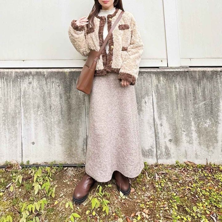 画像: ニットスカートでまとめた優しい統一感