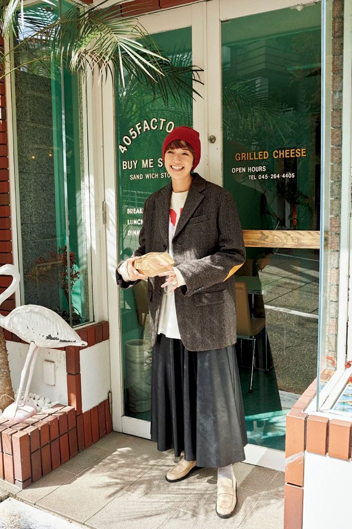 ジャコット¥130,900、キャミソール¥37,400、中に着たTシャツ¥25,300（すべてアンスクリア／アマン） スカート¥34,100（HER.） ビーニー¥1,500（ユニクロ） シューズ¥47,300（カステラー／フラッパーズ） ソックス（スタイリスト私物）