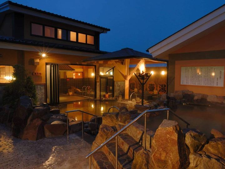 埼玉県には、人気の銭湯やサウナも数多く存在します。今回は、中でも特にユーザーから高い評価を数多く獲得した「野天湯元 湯快爽快『湯けむり横丁』みさと」を詳しく紹介します。（サムネイル画像：「野天湯元 湯快爽快『湯けむり横丁』みさと」公式Webサイトより）