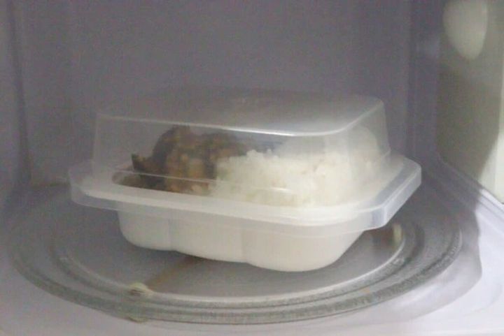 ダイソーのレンチンずぼラップはパックごはんのずぼら調理に便利