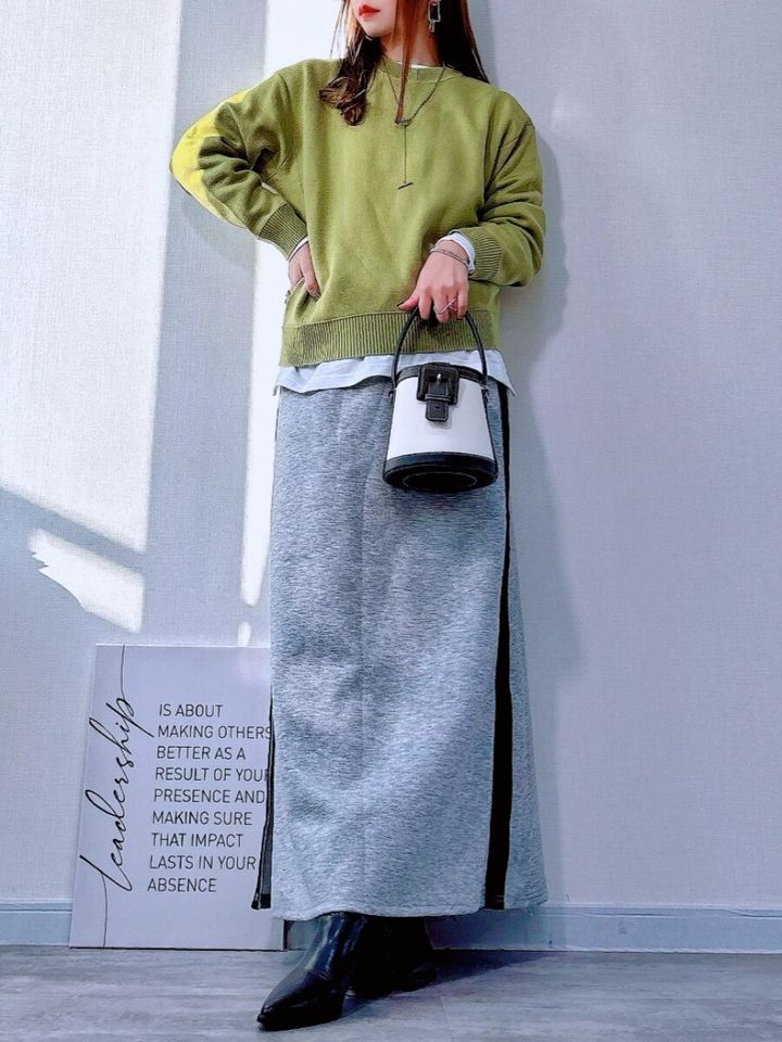 GUスウェットライクニットオーバーサイズプルオーバーと白シャツレイヤードコーデ