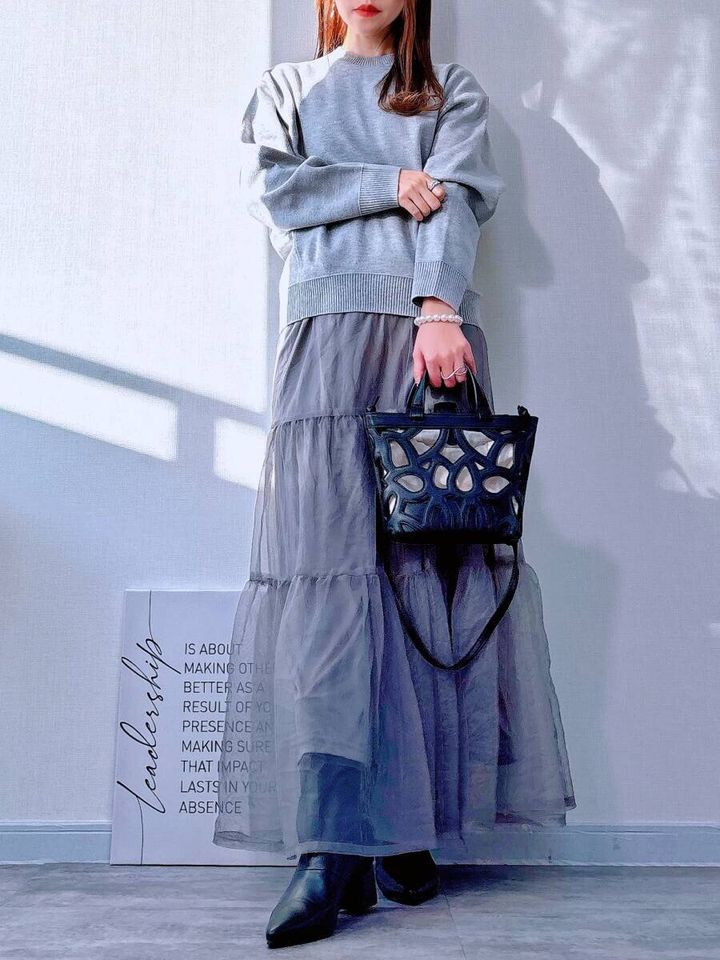 GUスウェットライクニットオーバーサイズプルオーバーのグレーワントーンコーデ