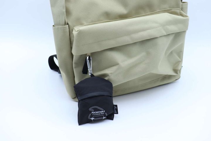 ダイソーのトラベルクロスボディバッグはバッグにつけて持ち運べる