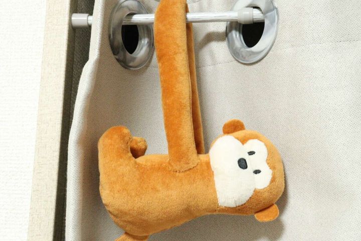 ダイソーのアニマルカーテンタッセル 猿はぶら下げて可愛く収納できる