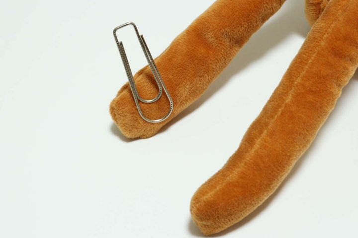 ダイソーのアニマルカーテンタッセル 猿は手の部分にマグネットが入っている