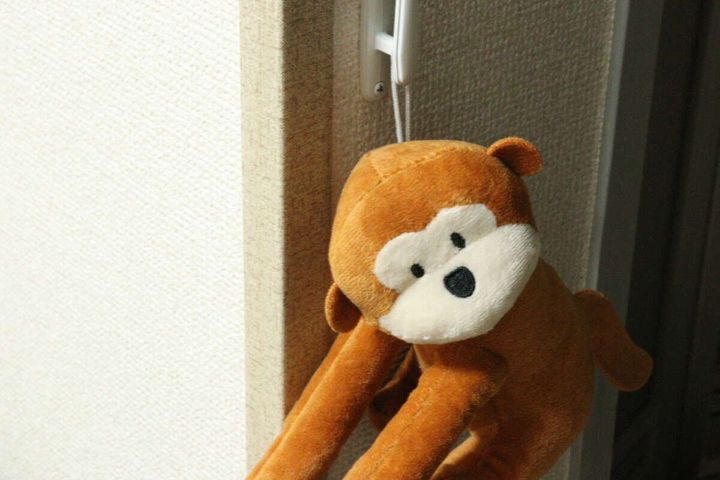 ダイソーのアニマルカーテンタッセル 猿はフックに吊るせる