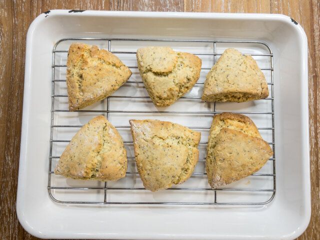 焼き上がったスコーンを乗せ、完全に冷まします。